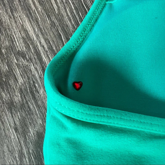 Lorna Jane hydrate net layered sports bra in neon jade. Size S - Picture 9 of 16